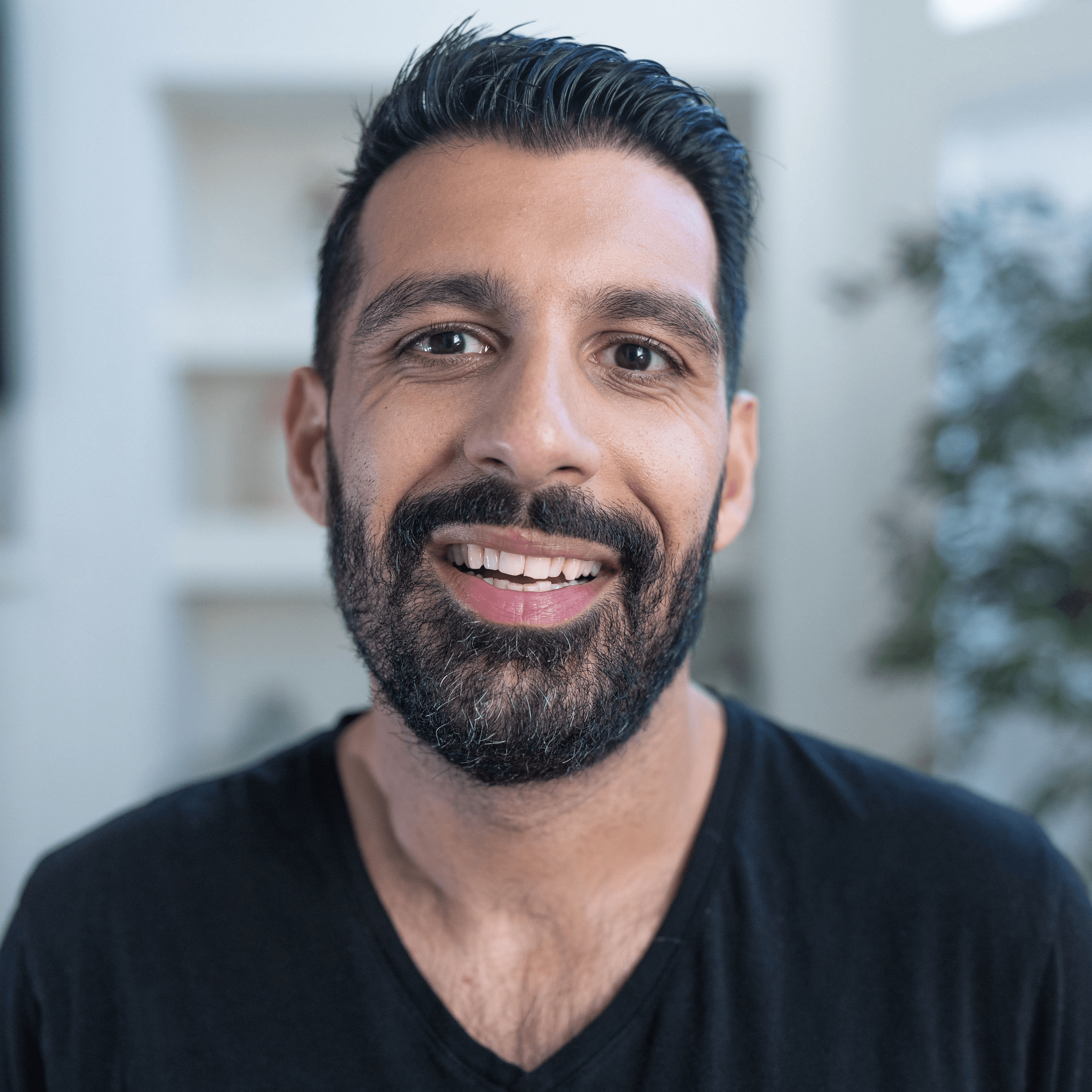 Farzad Mesbahi headshot